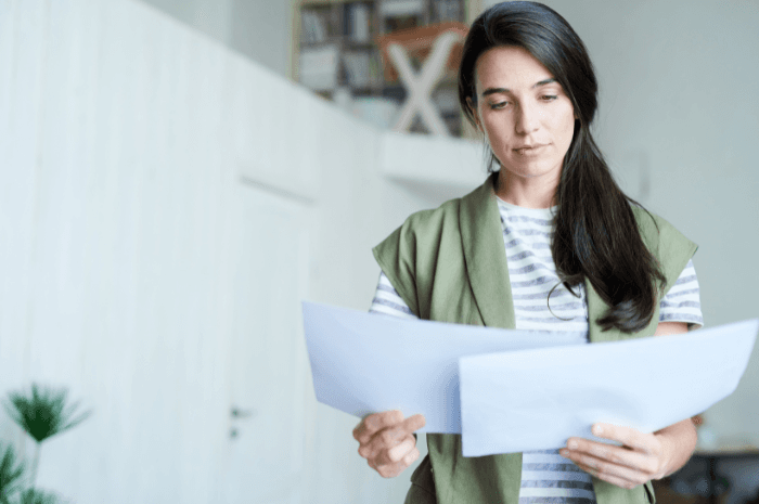 Femme comparant les mesures électorales de chaque parti en matière de logement