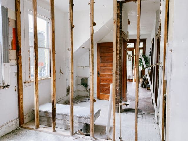 Les rénovations exécutées dans le logement habité par le propriétaire sont exclues de la loi r-20
