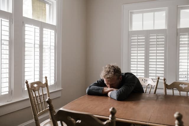 Homme triste faisant le deuil de sa maison