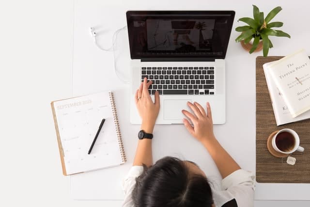 ordinateur sur une table_RAP : un programme fédéral d'aide financière_XpertSource