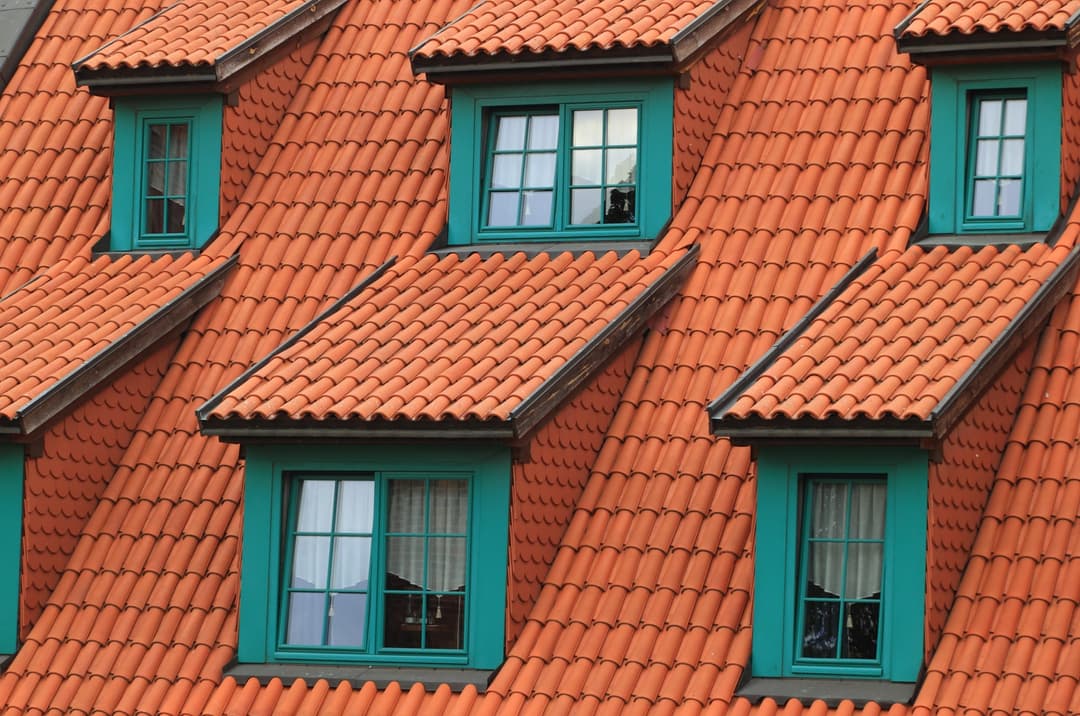 Visite d'une maison : regarder le toit