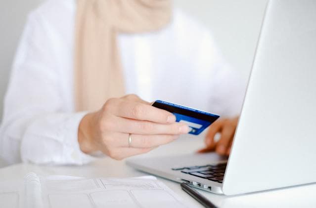 Nouvel arrivant utilisant une carte de crédit