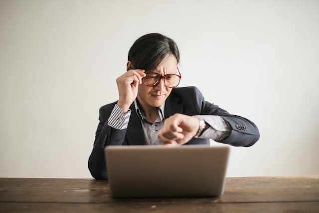 Homme stressé des délais de construction regardant sa montre