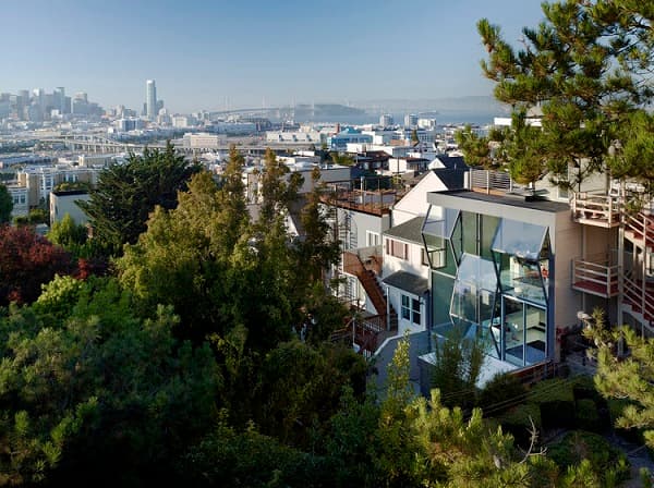 Maison avec façade de verre géométrique 1
