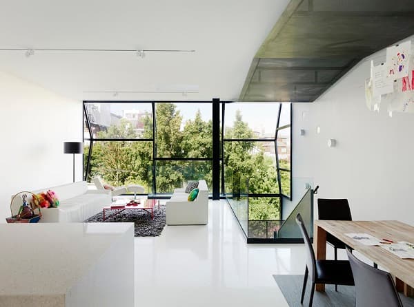 Maison avec façade de verre géométrique 3