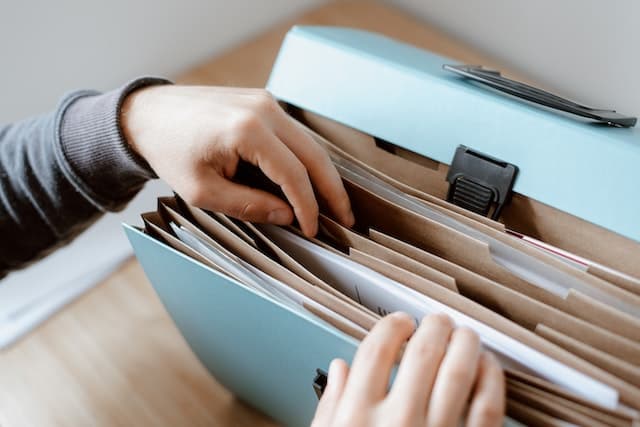 Le courtier vous explique les contrats à signer