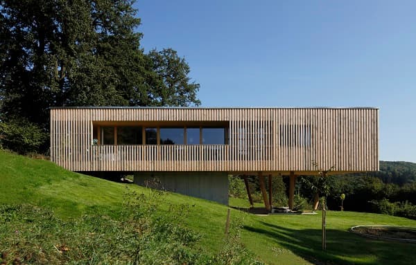 Maison conteneur en bois écologique sur pilotis