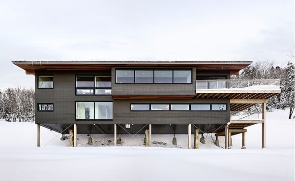 Chalet sur pilotis à flanc de montagne extérieur