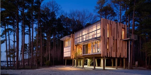 Belle maison sur pieux en forêt