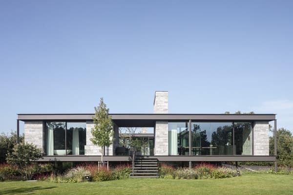 Maison surélevée contemporaine