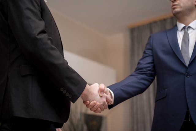 Poignée de main officialisant un bail verbal entre un locateur et un locataire
