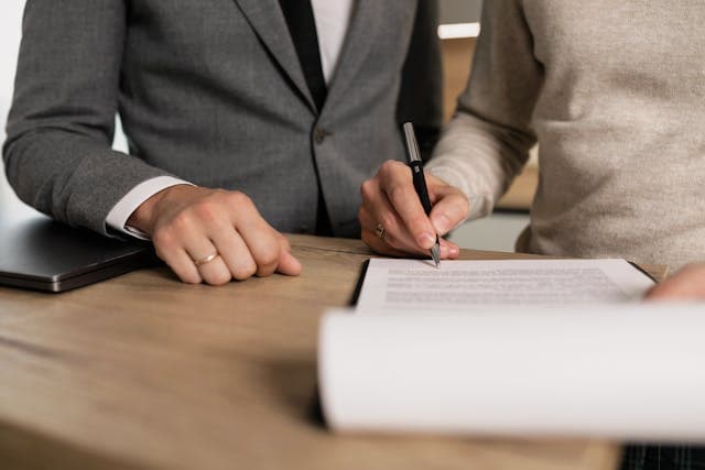 Locataire signant un document