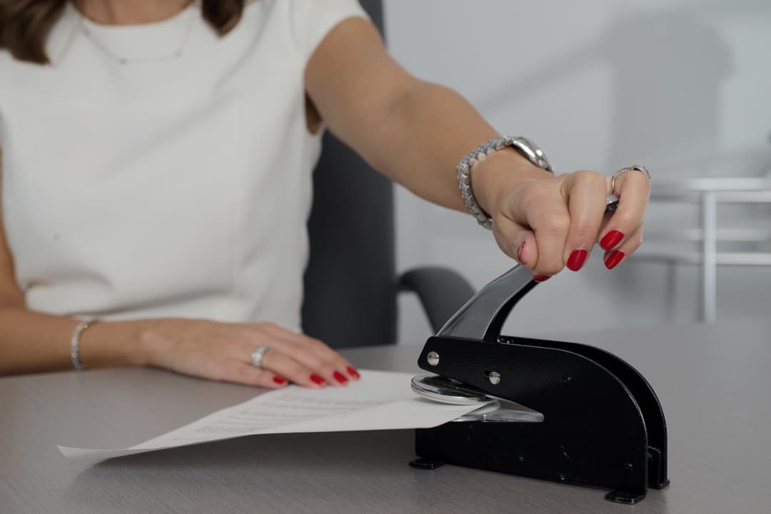 Un notaire qui paraphe un contrat