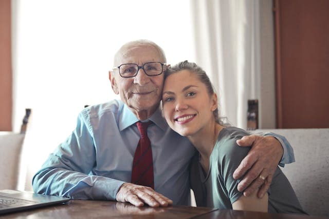 Jeune femme héritière avec un homme âgé