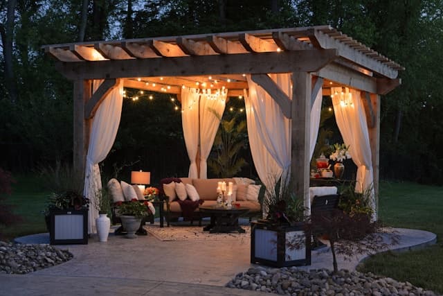 Gazebo avec guirlandes de lumière