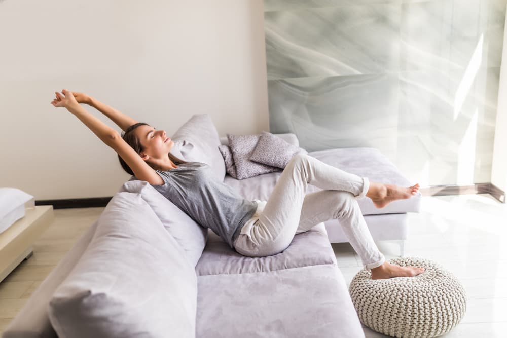 Femme respirant de l'air frais à l'intérieur de sa maison