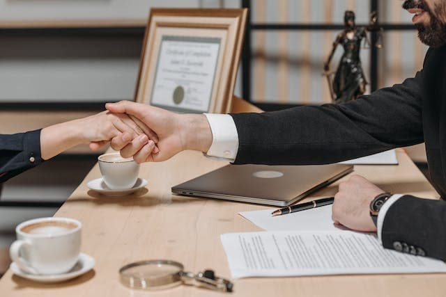 Notaire serrant la main d’un client