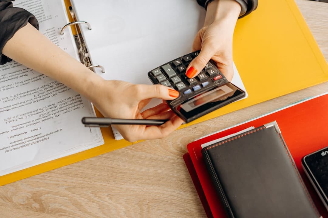 Femme qui utilise une calculatrice