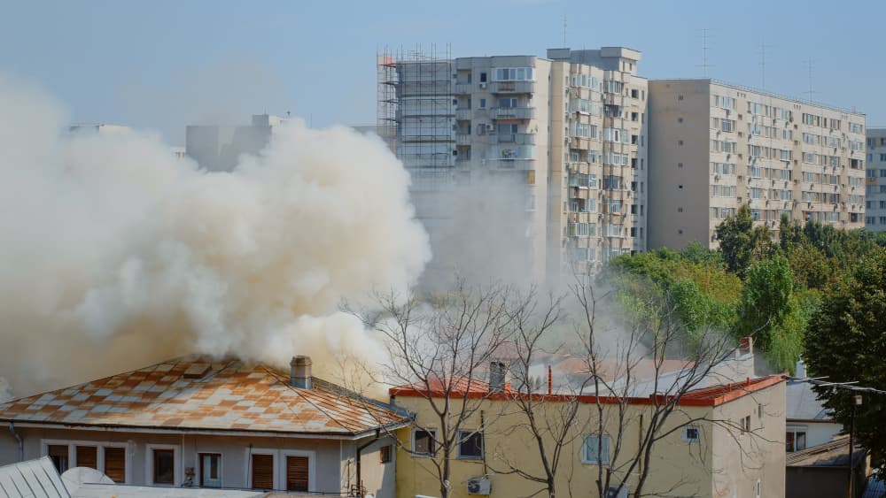Fumée qui se propage dans un quartier