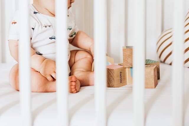 Bébé en sécurité dans son lit