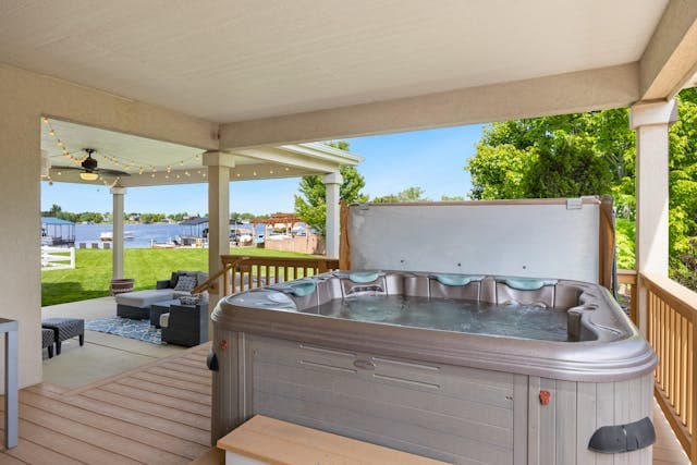 Spa sur la terrasse d'une maison