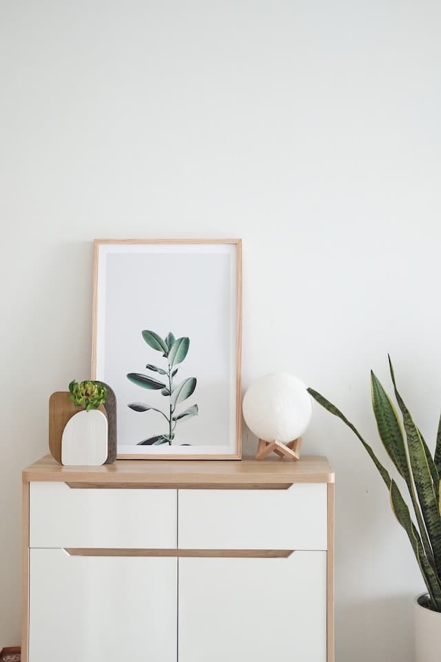 Bibelots et items décoratifs sur une table de chevet