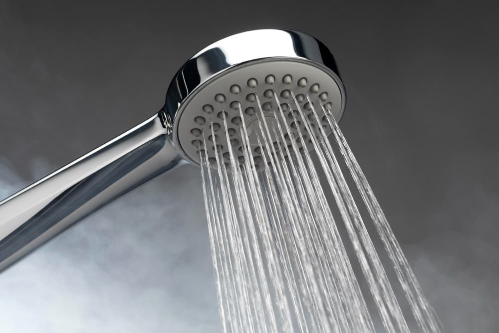 Eau chaude sortant d’un pommeau de douche