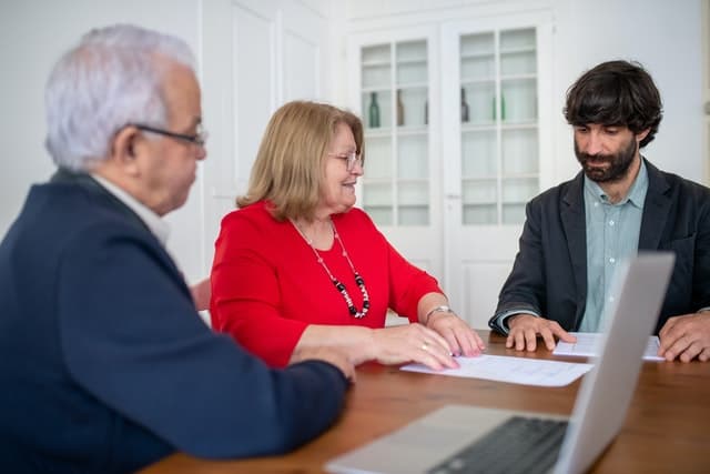 Couple souscrivant à une assurance avec un courtier