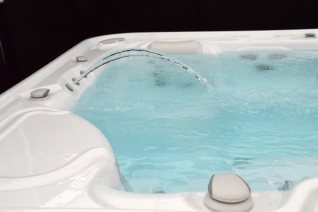 Un spa en cours de nettoyage en prévision de l'hiver