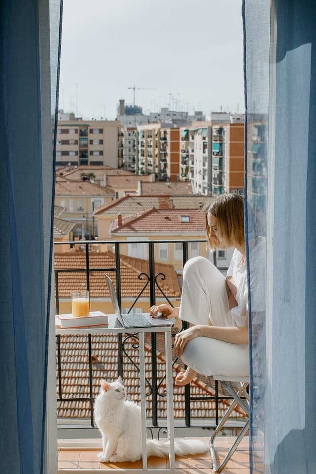 un bureau pour travailler de la maison