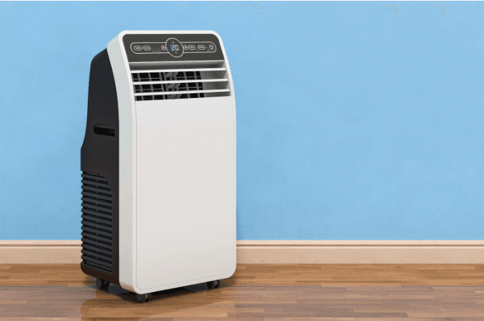 Air climatisé portatif devant un mur bleu pâle
