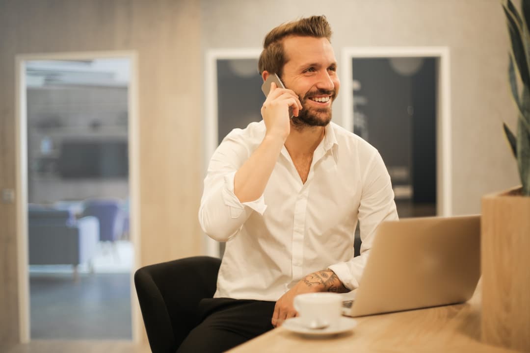 Gestionnaire immobilier parlant au téléphone