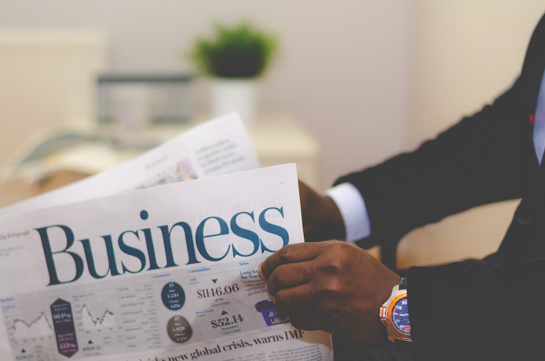 Gestionnaire immobilier lisant un journal d'affaires