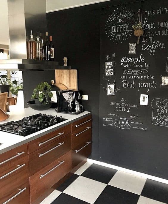 Mur d'ardoise dans une cuisine