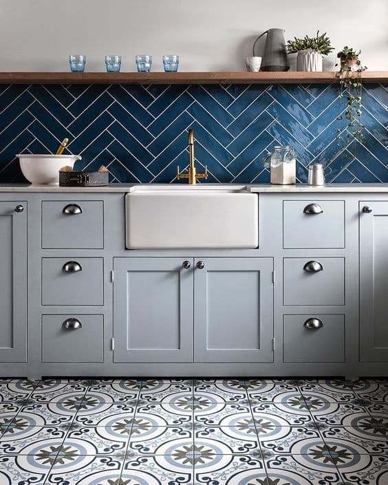 Cuisine avec un sol en céramique de style mosaïque