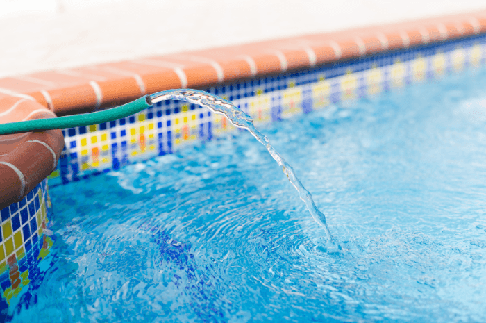 Remplissage d'une piscine creusée