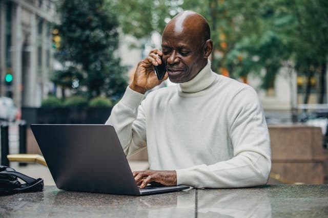 homme au téléphone
