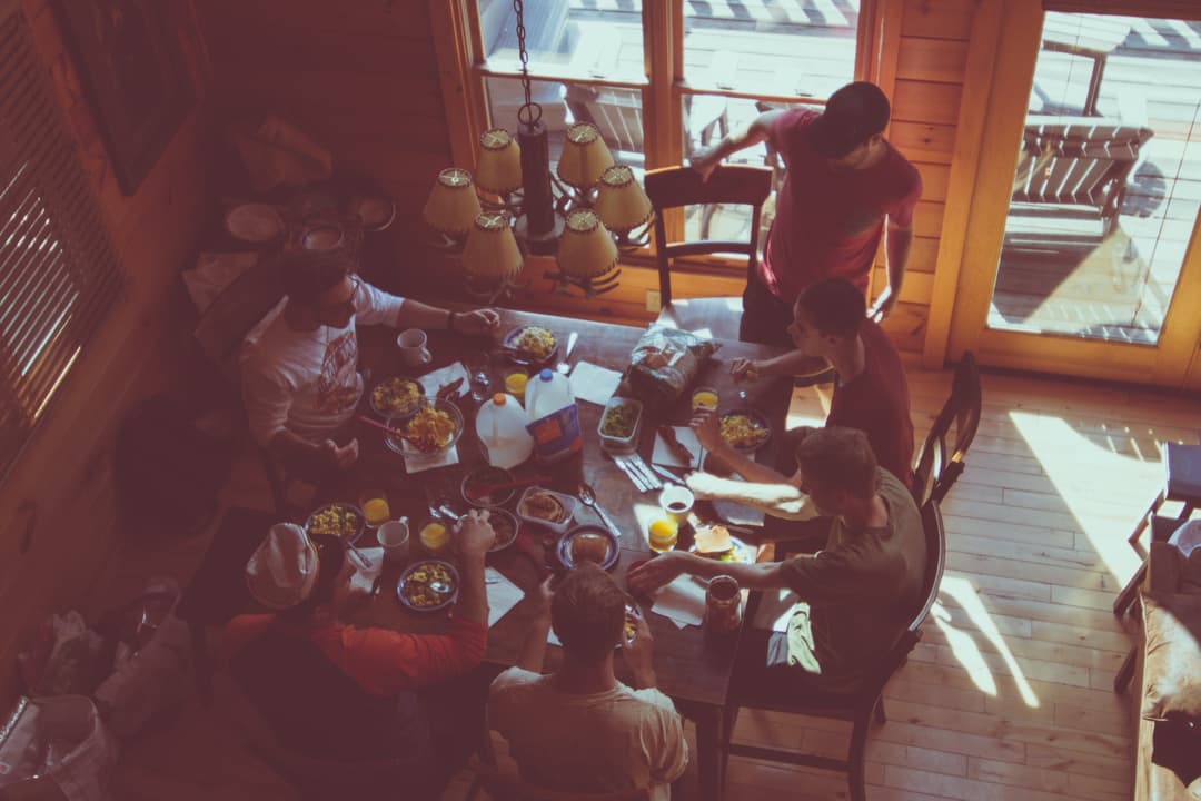 Des colocataires qui partagent un repas ensemble