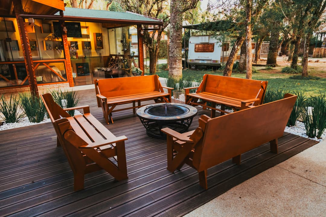 Foyer et chaises sur une terrasse