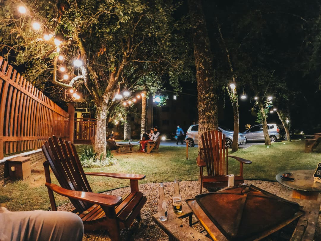 Foyer avec de nombreuses chaises pour les rassemblements