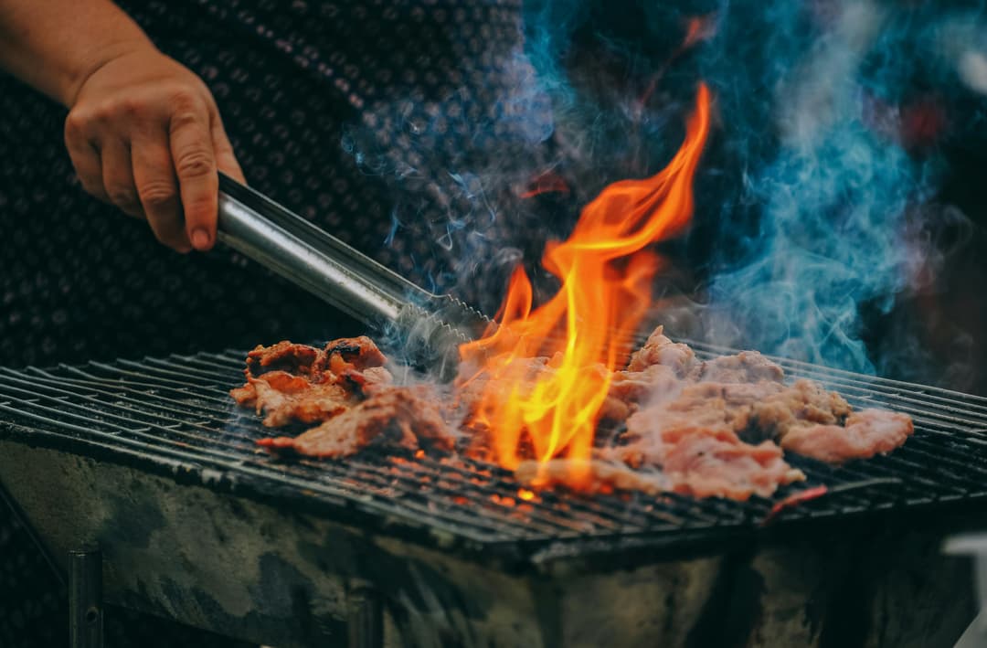 Grillade de viande sur les flammes