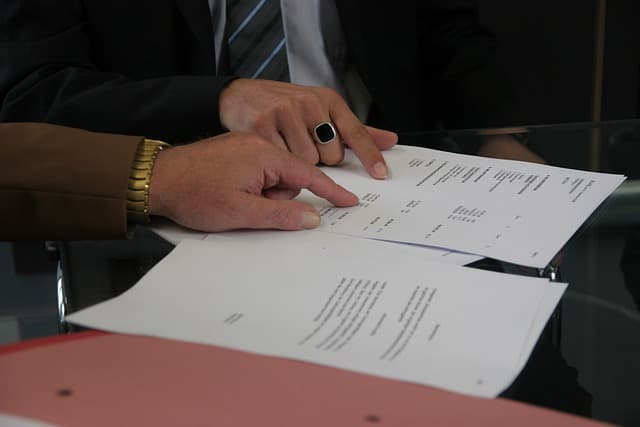 Un prêteur hypothécaire discute du pourcentage autorisé avec un emprunteur