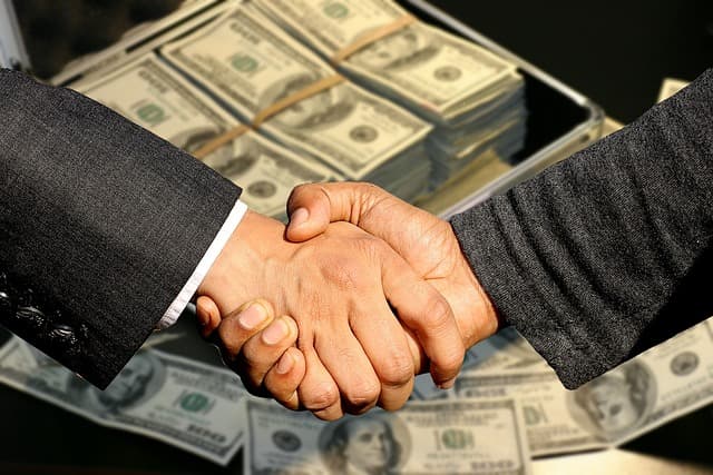 des liasses de billet pour un emprunt hypothécaire