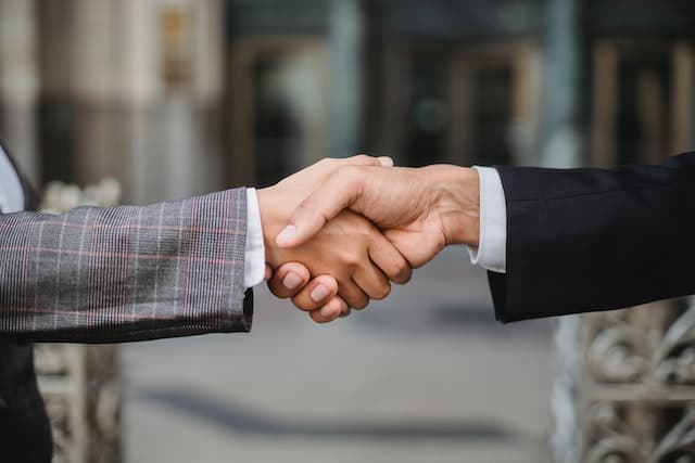 Poignée de main entre un évaluateur agréé et son client
