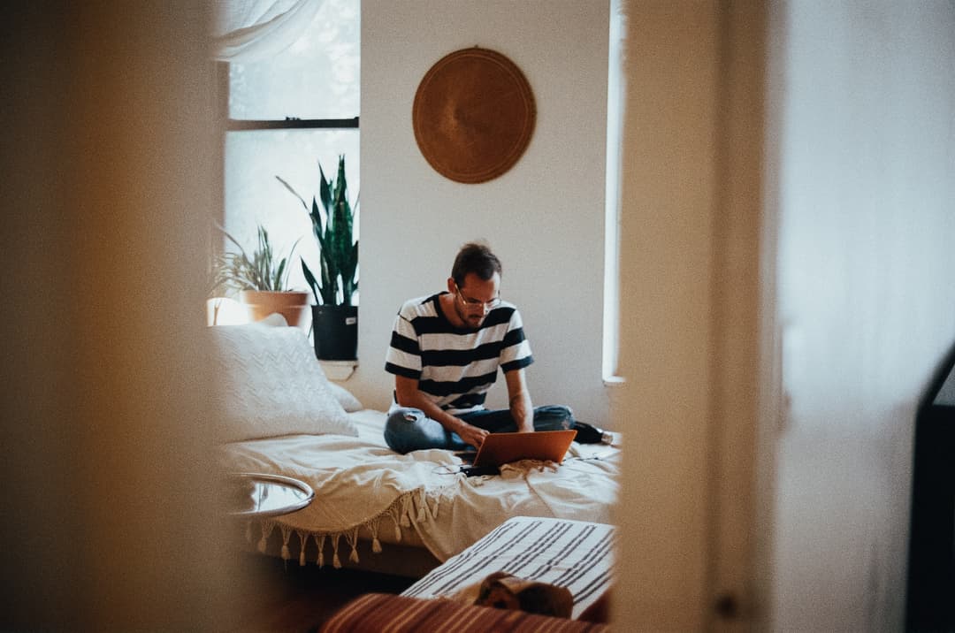 Un jeune dans son premier appartement
