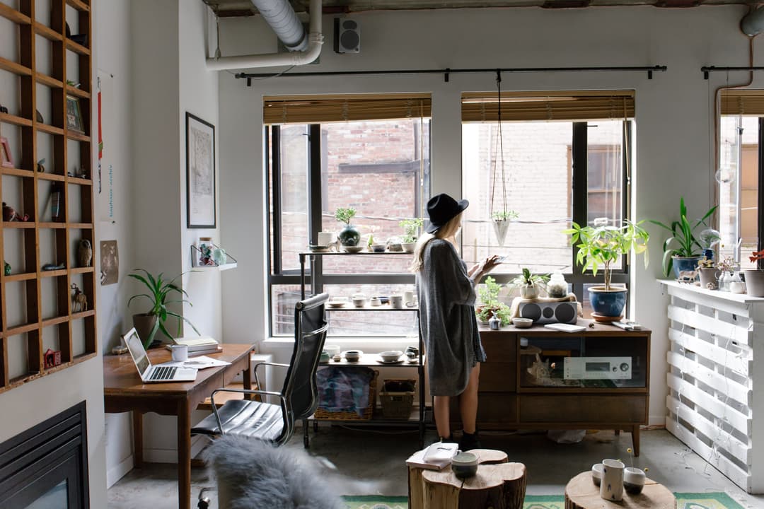 Illustration d'une personne dans son premier appartement