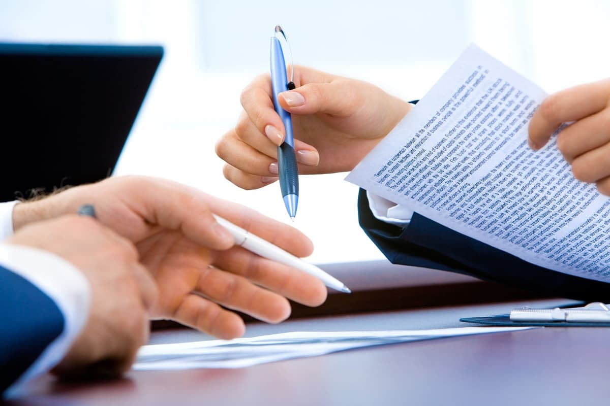 Hommes d'affaires discutant d'un contrat