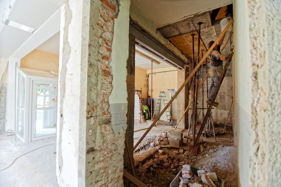Des professionnels réalisent une rénovation majeure dans un logement