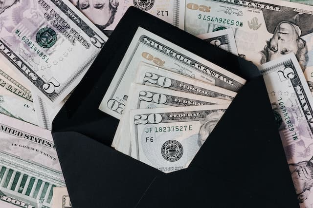 Enveloppe remplie d’argent