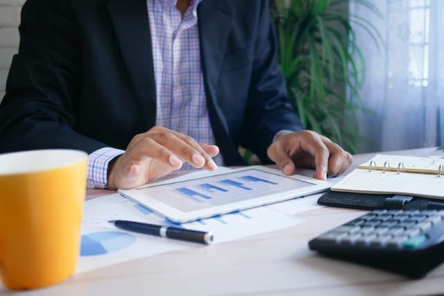 Investisseur regardant des données sur une tablette